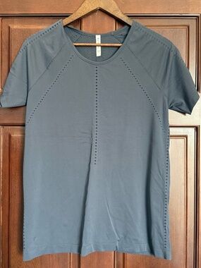Athleta, short sleeved top, gray. Women's size L